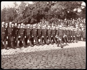 Vista da polícia marchando em uma parada da polícia de Nova York, Nova York, 1898 (impressão de gelatina de prata)